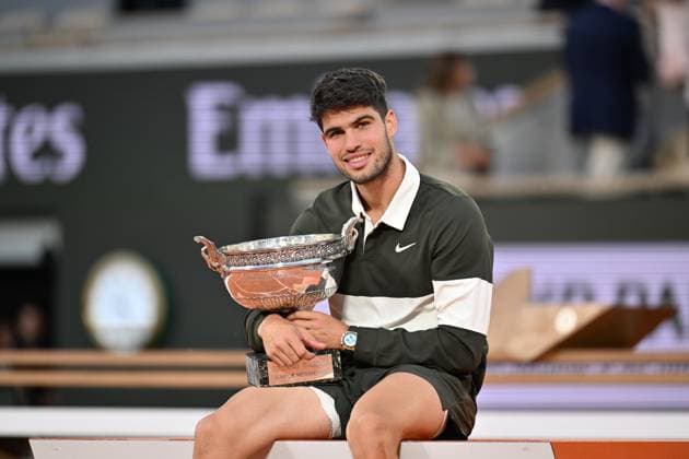 Carlos Alcaraz wins Men’s Singles title at Roland Garros PARIS, FRANCE - JUNE 8: Spain s Carlos Alcaraz celebrates with the championship trophy after winning the men s singles final match against Italy s Jannik Sinner at the French Open tennis tournament at Roland-Garros in Paris, France on June 8, 2025. Mustafa Yalcin Anadolu Paris France. Editorial use only. Please get in touch for any other usage.  Copyright: x2025xAnadoluxMustafaxYalcinx