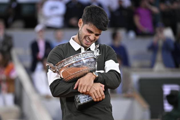 Carlos Alcaraz wins Men’s Singles title at Roland Garros PARIS, FRANCE - JUNE 8: Spain s Carlos Alcaraz celebrates with the championship trophy after winning the men s singles final match against Italy s Jannik Sinner at the French Open tennis tournament at Roland-Garros in Paris, France on June 8, 2025. Mustafa Yalcin Anadolu Paris France. Editorial use only. Please get in touch for any other usage.  Copyright: x2025xAnadoluxMustafaxYalcinx