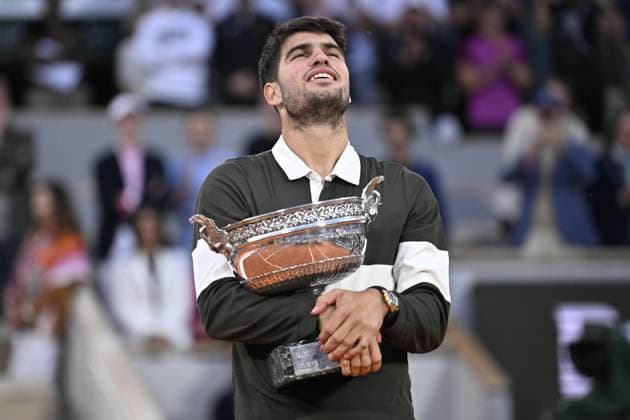 Sport Bilder des Tages Carlos Alcaraz wins Men’s Singles title at Roland Garros PARIS, FRANCE - JUNE 8: Spain s Carlos Alcaraz celebrates with the championship trophy after winning the men s singles final match against Italy s Jannik Sinner at the French Open tennis tournament at Roland-Garros in Paris, France on June 8, 2025. Mustafa Yalcin Anadolu Paris France. Editorial use only. Please get in touch for any other usage.  Copyright: x2025xAnadoluxMustafaxYalcinx