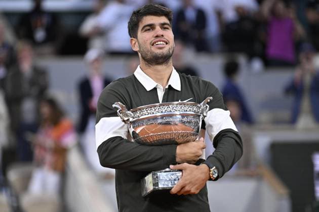 Carlos Alcaraz wins Men’s Singles title at Roland Garros PARIS, FRANCE - JUNE 8: Spain s Carlos Alcaraz celebrates with the championship trophy after winning the men s singles final match against Italy s Jannik Sinner at the French Open tennis tournament at Roland-Garros in Paris, France on June 8, 2025. Mustafa Yalcin Anadolu Paris France. Editorial use only. Please get in touch for any other usage.  Copyright: x2025xAnadoluxMustafaxYalcinx