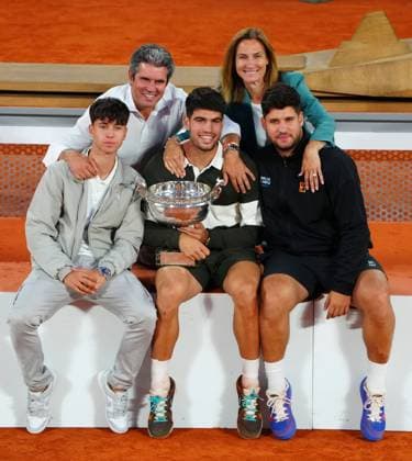 Carlos Alcaraz celebrates with his parents and brothers French Open Tennis, Day Fifteen, Tennis, Roland Garros, Paris, France - 08 Jun 2025 EDITORIAL USE ONLY No use with unauthorised audio, video, data, fixture lists, club league logos or live services. Online in-match use limited to 120 images, no video emulation. No use in betting, games or single club league player publications. Copyright: xJavierxGarcia Shutterstockx 15346224bm