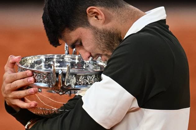 Roland Garros 2025: Carlos Alcaraz (ESP) lifts the Musketeers Trophy after his victory in the Men s Singles final against Jannik Sinner on Court Philippe Chatrier during the Grand Slam tennis tournament on June 8, 2025, at Roland Garros Stadium in Paris, France. - 08 06 2025 - France Ile-de-France (region) Paris -  JulienxMattiax xLexPictorium LePictorium_0310455