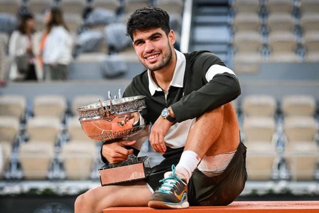 June 8, 2025, Paris, France, France: Carlos ALCARAZ of Spain celebrates his victory with the trophy during the fifteenth day of Roland-Garros 2025, French Open 2025, Grand Slam tennis tournament at Roland-Garros Stadium on June 08, 2025 in Paris, France. Paris France - ZUMAm308 20250608_zsp_m308_035 Copyright: xMatthieuxMirvillex
