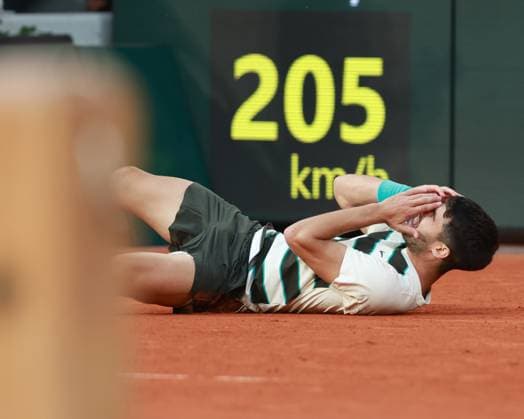 Carlos Alcaraz ESP falls to the ground after winning, final, final Copyright: xJuergenxHasenkopfx