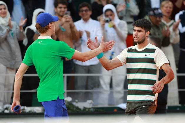 Jannik Sinner ITA congratulates the winner Carlos Alcaraz ESP , Final, Final Tennis French Open 2025 Roland Garros Paris France 8 June 2025 Copyright: xJuergenxHasenkopfx