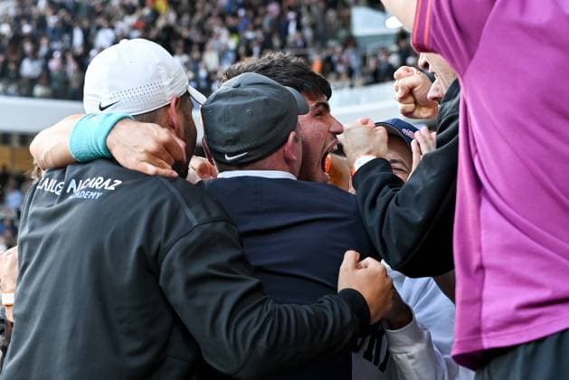 Carlos Alcaraz avec ses proches - Carlos Alcaraz remporte la finale face à Jannik Sinner - Internationaux de tennis de Roland-Garros, Finale Hommes 8 juin - Carlos Alcaraz wins the final against Jannik Sinner in 5 sets - Roland Garros International Championship Men s Final June 8 Carlos Alcaraz with his loved ones 445687 2025-06-08 Paris France  Copyright: xLionelxGuericolas MPPx STAR_445687_107