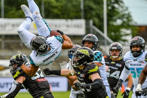 Sport Themen der Woche KW23 Sport Bilder des Tages Justin Rodney flying through the air with the ball, Stuttgart Surge vs Munich Ravens, American Football, European League of Football, week 4, Season 2025, 08.06.2025, Stuttgart GAZI Stadion auf der Waldau Germany Copyright: xFootxBowl EmilyxPeterx