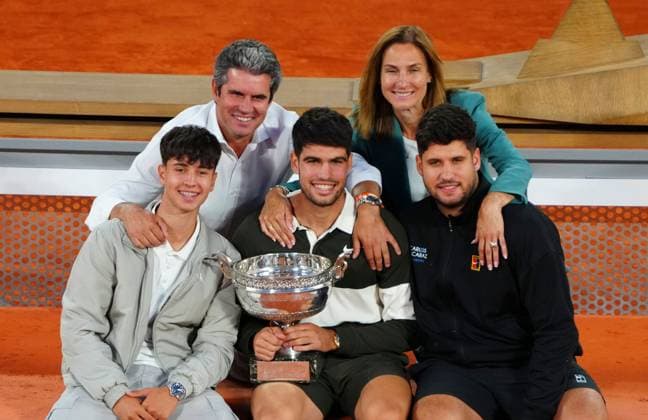 Carlos Alcaraz with his parents and brothers French Open Tennis, Day Fifteen, Tennis, Roland Garros, Paris, France - 08 Jun 2025 EDITORIAL USE ONLY No use with unauthorised audio, video, data, fixture lists, club league logos or live services. Online in-match use limited to 120 images, no video emulation. No use in betting, games or single club league player publications. Copyright: xJavierxGarcia Shutterstockx 15346224bt