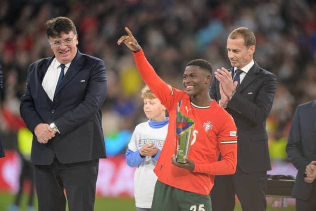 Bilder des Jahres 2025, Sport 06 Juni Sport Themen der Woche KW23 Sport Bilder des Tages Fußball, Nations League, 20250609, Portugal - Spanien. Im Bild Nuno MENDES (Portugal, 25) Auszeichnung Man of the Match. München Munich Football Arena Bayern Deutschland *** Soccer, Nations League, 20250609, Portugal Spain In the picture Nuno MENDES Portugal, 25 award Man of the Match Munich Munich Football Arena Bayern Germany Copyright: Passion2Press MarkusxFischerx