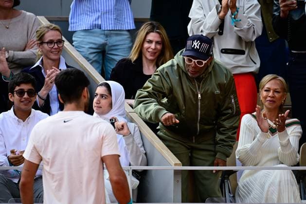 TENNIS : Roland Garros 2025 - Internationaux de France - 08 06 2025 Spike Lee attend the match between Jannik Sinner ( Italy ) vs Carlos Alcaraz ( Spain ) during the 2025 French Open at Roland Garros on Juin 08 , 2025 in Paris, France. ( Photo Dante Badano PSNewz ) - ParisFrance  Copyright: xx