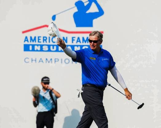 June 8, 2025, Madison, Wisconsin, USA: ERNIE ELS of South Africa acknowledges the crowd as he walks onto the green on the 18th hole during the final round of the 2025 American Family Insurance Championship at TPC Wisconsin in Madison, Wis. Madison USA - ZUMAb262 20250608_znp_b262_035 Copyright: xJeffxM.xBrownx