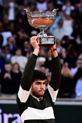 TENNIS : Roland Garros 2025 - Internationaux de France - 08 06 2025 Carlos Alcaraz ( Spain ) with trophy on hands during the 2025 French Open at Roland Garros on Juin 08 , 2025 in Paris, France. ( Photo Dante Badano PSNewz ) - ParisFrance  Copyright: xx