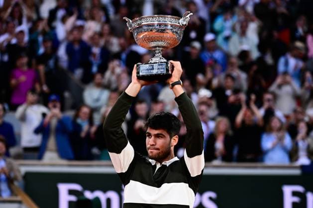 TENNIS : Roland Garros 2025 - Internationaux de France - 08 06 2025 Carlos Alcaraz ( Spain ) with trophy on hands during the 2025 French Open at Roland Garros on Juin 08 , 2025 in Paris, France. ( Photo Dante Badano PSNewz ) - ParisFrance  Copyright: xx