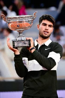 TENNIS : Roland Garros 2025 - Internationaux de France - 08 06 2025 Carlos Alcaraz ( Spain ) with trophy on hands during the 2025 French Open at Roland Garros on Juin 08 , 2025 in Paris, France. ( Photo Dante Badano PSNewz ) - ParisFrance  Copyright: xx