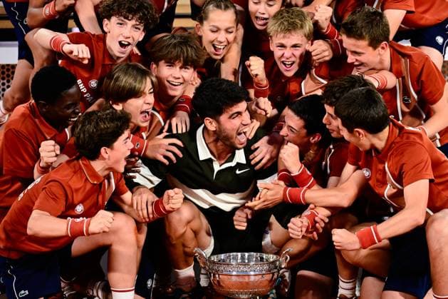 TENNIS : Roland Garros 2025 - Internationaux de France - 08 06 2025 Carlos Alcaraz ( Spain ) celebrates with ballboys during the 2025 French Open at Roland Garros on Juin 08 , 2025 in Paris, France. ( Photo Dante Badano PSNewz ) - ParisFrance  Copyright: xx