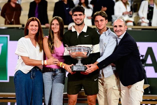 TENNIS : Roland Garros 2025 - Internationaux de France - 08 06 2025 Carlos Alcaraz ( Spain ) celebrates with his family during the 2025 French Open at Roland Garros on Juin 08 , 2025 in Paris, France. ( Photo Dante Badano PSNewz ) - ParisFrance  Copyright: xx