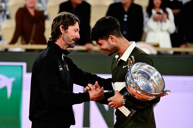 TENNIS : Roland Garros 2025 - Internationaux de France - 08 06 2025 Carlos Alcaraz ( Spain ) celebrates with Juan Carlos Ferrero ( coach Carlos Alcaraz ) during the 2025 French Open at Roland Garros on Juin 08 , 2025 in Paris, France. ( Photo Dante Badano PSNewz ) - ParisFrance  Copyright: xx