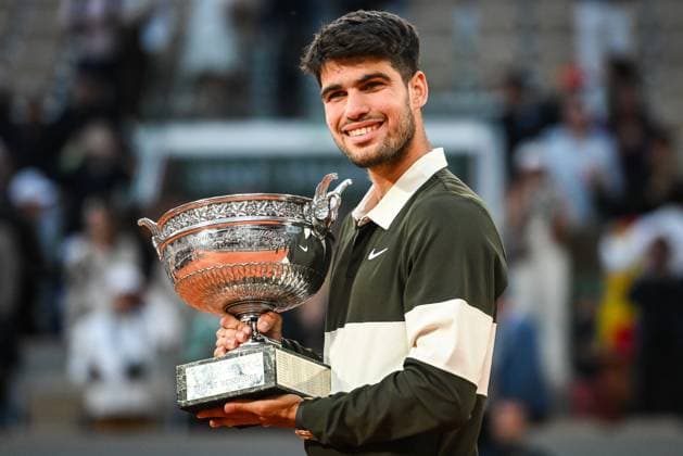 June 8, 2025, Paris, France, France: Carlos ALCARAZ of Spain celebrates his victory with the trophy during the fifteenth day of Roland-Garros 2025, French Open 2025, Grand Slam tennis tournament at Roland-Garros Stadium on June 08, 2025 in Paris, France. Paris France - ZUMAm308 20250608_zsp_m308_030 Copyright: xMatthieuxMirvillex