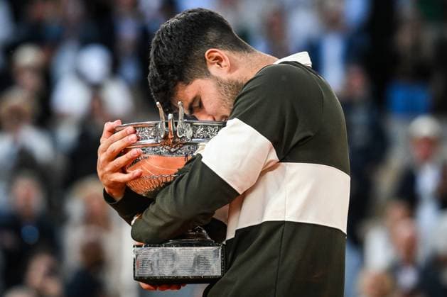 June 8, 2025, Paris, France, France: Carlos ALCARAZ of Spain celebrates his victory with the trophy during the fifteenth day of Roland-Garros 2025, French Open 2025, Grand Slam tennis tournament at Roland-Garros Stadium on June 08, 2025 in Paris, France. Paris France - ZUMAm308 20250608_zsp_m308_031 Copyright: xMatthieuxMirvillex
