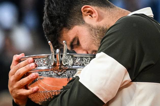 June 8, 2025, Paris, France, France: Carlos ALCARAZ of Spain celebrates his victory with the trophy during the fifteenth day of Roland-Garros 2025, French Open 2025, Grand Slam tennis tournament at Roland-Garros Stadium on June 08, 2025 in Paris, France. Paris France - ZUMAm308 20250608_zsp_m308_032 Copyright: xMatthieuxMirvillex
