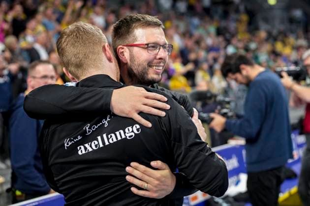 Jaron Siewert coach, head coach, Füchse Berlin , cheering after the final whistle about winning the German Championship, German Champion 2024 25, champion cheers, joy about the victory, winner, winner, cheers, cheering, cheerful, positive, happy, rejoicing, optimistic, highlight, action, action, 08 06 2025, Mannheim Germany , Handball, Bundesliga, Rhein Neckar Löwen Füchse Berlin xozx