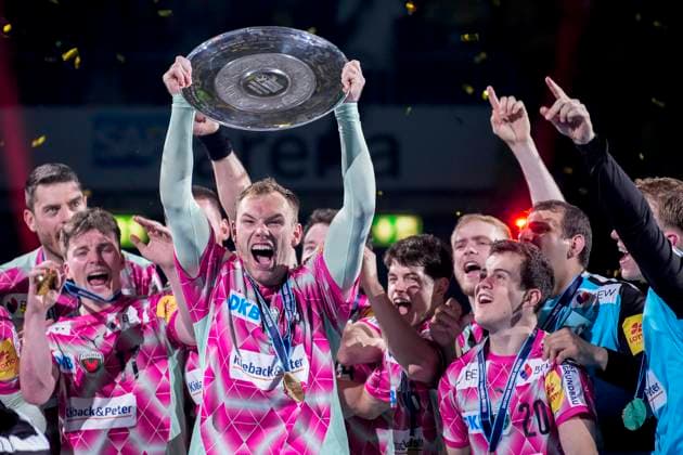 Mathias Gidsel Füchse, 19 holds the trophy in his hand, Füchse Berlin players at the award ceremony, honor, with the championship trophy, the trophy, cheering after the final whistle, cheer, cheers, joy, winner, victory, Winner of the German Championship 2024 25, highlight, optimistic, German Champion, title holder, champion, champions jubilation, cheerful, optimistic, positive, action, action, 08 06 2025, Mannheim Germany , Handball, Bundesliga, Rhein Neckar Löwen Füchse Berlin xozx