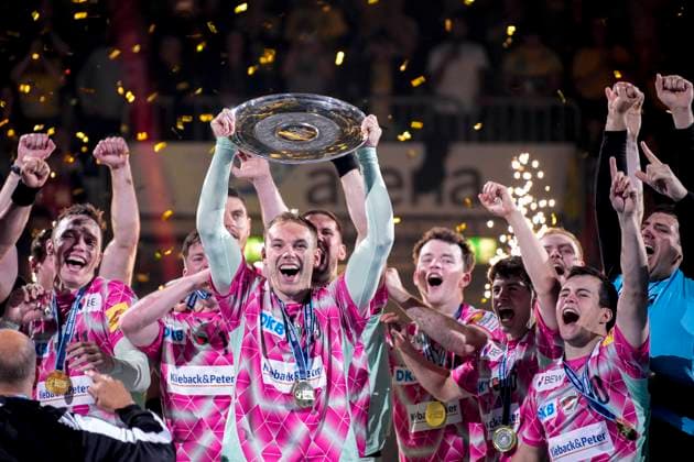 Mathias Gidsel Füchse, 19 holds the trophy in his hand, Füchse Berlin players at the award ceremony, honor, with the championship trophy, the trophy, cheering after the final whistle, cheer, cheers, joy, winner, victory, Winner of the German Championship 2024 25, highlight, optimistic, German Champion, title holder, champion, champions jubilation, cheerful, optimistic, positive, action, action, 08 06 2025, Mannheim Germany , Handball, Bundesliga, Rhein Neckar Löwen Füchse Berlin xozx