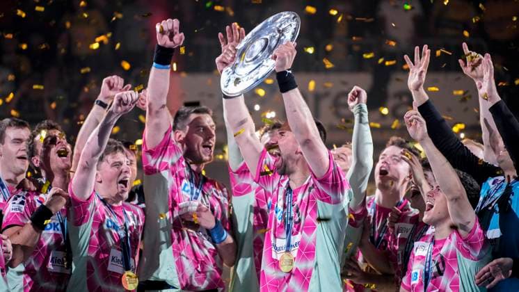 Curious Fabian Wiede Füchse, 3 holds the bowl upside down in his hand while cheering, Füchse Berlin player at the award ceremony, honor, with the championship bowl, the cup, the trophy, cheering after the final whistle, cheer, cheers, joy, winner, victory, Winner of the German Championship 2024 25, highlight, optimistic, German Champion, title holder, champion, champions jubilation, cheerful, optimistic, positive, action, action, 08 06 2025, Mannheim Germany , Handball, Bundesliga, Rhein Neckar Löwen Füchse Berlin xozx