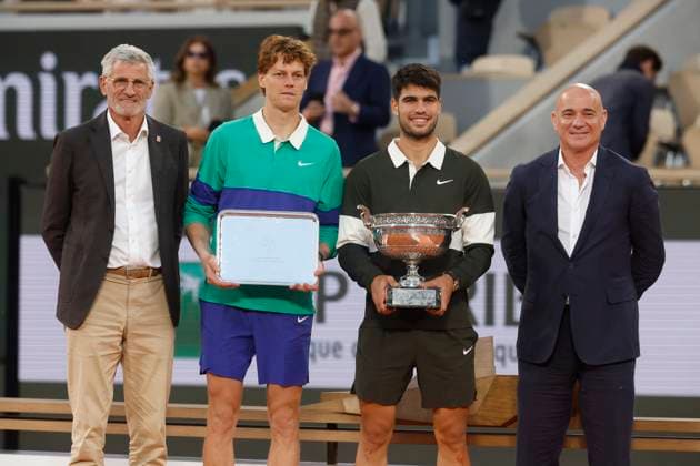 June 8, 2025, Paris, Paris, France: Gilles Moretton Jannik Sinner (ITA) Carlos Alcaraz (ESP and Andro Agassi during the trophy ceremony of the tennis Grand Slam of Roland Garros 2025 menÃ¢â‚¬â ¢s final match between Jannik Sinner (ITA) and Carlos Alcaraz (ESP) at Philippe Chatrier central court in Roland Garros Stadium - on June 08 2025.Paris - France Paris France - ZUMAb253 20250608_zsp_b253_162 Copyright: xLoicxBaratouxx