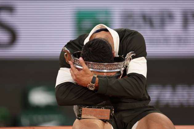 Sport Bilder des Tages (250609) -- PARIS, June 9, 2025 -- Carlos Alcaraz celebrates with the trophy after winning the men s singles final match between Jannik Sinner of Italy and Carlos Alcaraz of Spain at the French Open tennis tournament at Roland Garros, Paris, France, June 8, 2025. ) (SP)FRANCE-PARIS-TENNIS-FRENCH OPEN-MEN S SINGLES-FINAL LixJing 