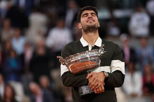 (250609) -- PARIS, June 9, 2025 -- Carlos Alcaraz celebrates with the trophy after winning the men s singles final match between Jannik Sinner of Italy and Carlos Alcaraz of Spain at the French Open tennis tournament at Roland Garros, Paris, France, June 8, 2025. ) (SP)FRANCE-PARIS-TENNIS-FRENCH OPEN-MEN S SINGLES-FINAL LixJing 