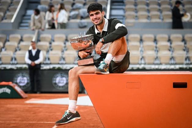 June 8, 2025, Paris, France, France: Carlos ALCARAZ of Spain celebrates his victory with the trophy during the fifteenth day of Roland-Garros 2025, French Open 2025, Grand Slam tennis tournament at Roland-Garros Stadium on June 08, 2025 in Paris, France. Paris France - ZUMA 202 20250608_zsp_m308_036 Copyright: xMatthieuxMirvillex