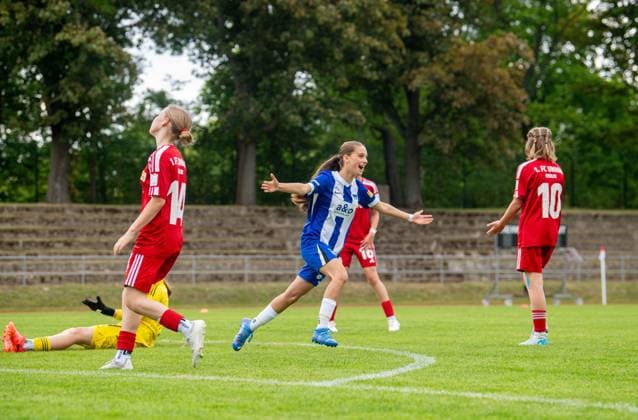 Soccer, Senior, Season 2024 2025, Final in the Berlin Cup of the D Junior Women in Volkspark Mariendorf, Hertha BSC 1 FC Union Berlin, Dlvin Qaso Hertha , Cheering after goal to 4 0, 09 06 2025, Copyright: xSebastianxRäppold MatthiasxKochx