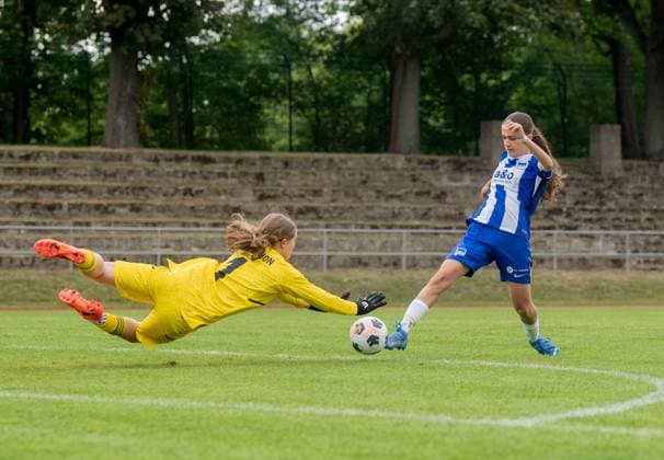 Soccer, Seniors, Season 2024 2025, Final in the Berlin Cup of the D Junior Women in Volkspark Mariendorf, Hertha BSC 1 FC Union Berlin, Dlvin Qaso Hertha scores the goal to 4 0 against goalkeeper Ina Lützow Union , 09 06 2025, Copyright: xSebastianxRäppold MatthiasxKochx