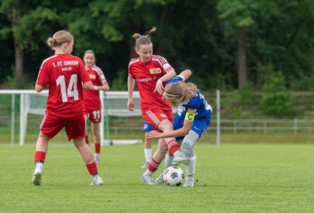 Soccer, seniors, season 2024 2025, final of the Berlin Cup for D Juniors in Volkspark Mariendorf, Hertha BSC 1 FC Union Berlin, from left Anna Polina Frank Union , Edina Gjibegji Union , Elin Luise Huesker Hertha , 09 06 2025, Copyright: xSebastianxRäppold MatthiasxKochx