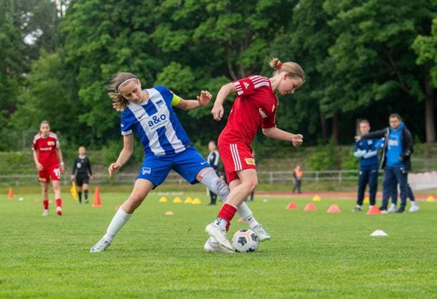 Soccer, seniors, season 2024 2025, final in the Berlin Cup of the D Juniors in Volkspark Mariendorf, Hertha BSC 1 FC Union Berlin, f l Elin Luise Huesker Hertha , Anna Polina Frank Union , 09 06 2025, Copyright: xSebastianxRäppold MatthiasxKochx