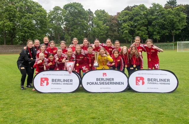 Soccer, Seniors, Season 2024 2025, Final of the Berlin Cup of the D Juniors in Volkspark Mariendorf, Hertha BSC 1 FC Union Berlin, Winner photo Union U13, 09 06 2025, Copyright: xSebastianxRäppold MatthiasxKochx