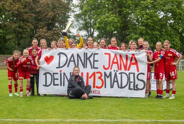 Football, Seniors, Season 2024 2025, Final of the Berlin Cup of the D Junior Women in Volkspark Mariendorf, Hertha BSC 1 FC Union Berlin, Union players thank coach Jana Alisa Neumann with a banner in front Thank you Jana, 09 06 2025, Copyright: xSebastianxRäppold MatthiasxKochx