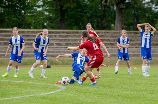 Soccer, seniors, season 2024 2025, final of the Berlin Cup D Junior Women in Volkspark Mariendorf, Hertha BSC 1 FC Union Berlin, v l Julietta Baranovszkij Union , scores the goal to 4 5 against Mathilda Karnik Hertha , 09 06 2025, Copyright: xSebastianxRäppold MatthiasxKochx