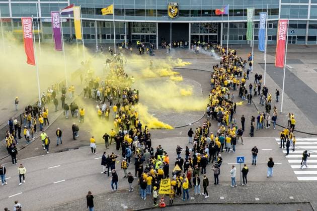 Sport Themen der Woche KW24 Sport Bilder des Tages ARNHEM, 09-06-2025 , GelreDome, football, Keuken Kampioen Divisie, season 2024 2025, Vitesse supporters line up in a V shape and light smoke flares to show their support during a fan protest against the KNVB Vitesse fan protest  x29687996x Copyright: