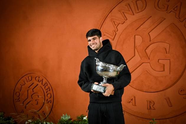 Tennis, French Open Sieger Carlos Alcaraz - Fotoshooting mit Trophäe Roland Garros International. Winner of this tournament for the second year, Carlos Alcaraz poses with the cup Internationaux de Roland Garros. Vainqueur pour la seconde année consécutive, Carlos Alcaraz pose avec la coupe. Internationaux de tennis de Roland-Garros - Finale Messieurs - Carlos Alcaraz 445689 2025-06-08 France Alcaraz, Carlos  Copyright: xLionelxGuericolas MPPx STAR_445689_006