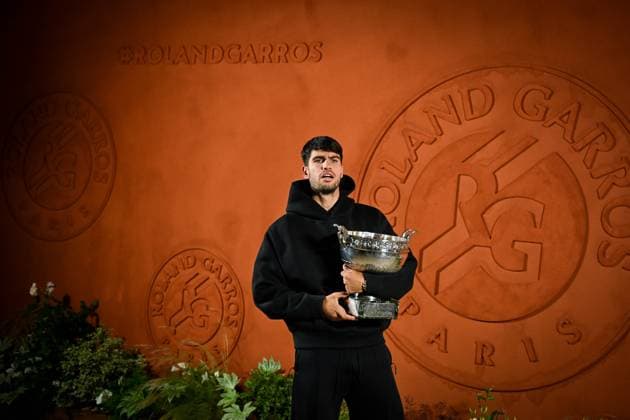 Tennis, French Open Sieger Carlos Alcaraz - Fotoshooting mit Trophäe Roland Garros International. Winner of this tournament for the second year, Carlos Alcaraz poses with the cup Internationaux de Roland Garros. Vainqueur pour la seconde année consécutive, Carlos Alcaraz pose avec la coupe. Internationaux de tennis de Roland-Garros - Finale Messieurs - Carlos Alcaraz 445689 2025-06-08 France Alcaraz, Carlos  Copyright: xLionelxGuericolas MPPx STAR_445689_012