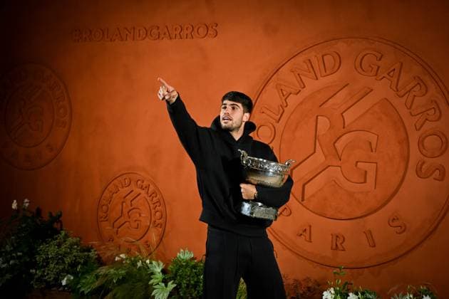 Tennis, French Open Sieger Carlos Alcaraz - Fotoshooting mit Trophäe Roland Garros International. Winner of this tournament for the second year, Carlos Alcaraz poses with the cup Internationaux de Roland Garros. Vainqueur pour la seconde année consécutive, Carlos Alcaraz pose avec la coupe. Internationaux de tennis de Roland-Garros - Finale Messieurs - Carlos Alcaraz 445689 2025-06-08 France Alcaraz, Carlos  Copyright: xLionelxGuericolas MPPx STAR_445689_018