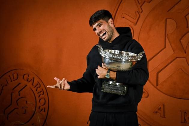 Tennis, French Open Sieger Carlos Alcaraz - Fotoshooting mit Trophäe Roland Garros International. Winner of this tournament for the second year, Carlos Alcaraz poses with the cup Internationaux de Roland Garros. Vainqueur pour la seconde année consécutive, Carlos Alcaraz pose avec la coupe. Internationaux de tennis de Roland-Garros - Finale Messieurs - Carlos Alcaraz 445689 2025-06-08 France Alcaraz, Carlos  Copyright: xLionelxGuericolas MPPx STAR_445689_022