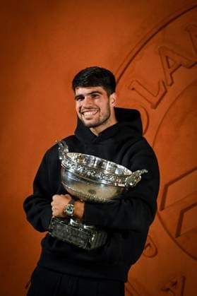 Tennis, French Open Sieger Carlos Alcaraz - Fotoshooting mit Trophäe Roland Garros International. Winner of this tournament for the second year, Carlos Alcaraz poses with the cup Internationaux de Roland Garros. Vainqueur pour la seconde année consécutive, Carlos Alcaraz pose avec la coupe. Internationaux de tennis de Roland-Garros - Finale Messieurs - Carlos Alcaraz 445689 2025-06-08 France Alcaraz, Carlos  Copyright: xLionelxGuericolas MPPx STAR_445689_024