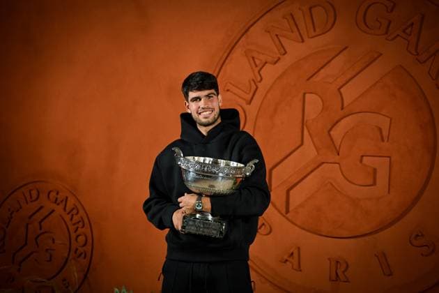 Tennis, French Open Sieger Carlos Alcaraz - Fotoshooting mit Trophäe Roland Garros International. Winner of this tournament for the second year, Carlos Alcaraz poses with the cup Internationaux de Roland Garros. Vainqueur pour la seconde année consécutive, Carlos Alcaraz pose avec la coupe. Internationaux de tennis de Roland-Garros - Finale Messieurs - Carlos Alcaraz 445689 2025-06-08 France Alcaraz, Carlos  Copyright: xLionelxGuericolas MPPx STAR_445689_029