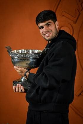 Tennis, French Open Sieger Carlos Alcaraz - Fotoshooting mit Trophäe Roland Garros International. Winner of this tournament for the second year, Carlos Alcaraz poses with the cup Internationaux de Roland Garros. Vainqueur pour la seconde année consécutive, Carlos Alcaraz pose avec la coupe. Internationaux de tennis de Roland-Garros - Finale Messieurs - Carlos Alcaraz 445689 2025-06-08 France Alcaraz, Carlos  Copyright: xLionelxGuericolas MPPx STAR_445689_040