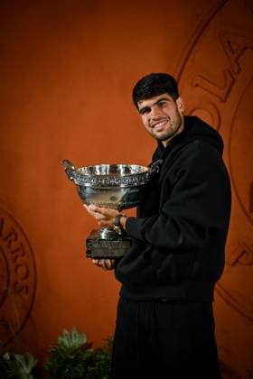Tennis, French Open Sieger Carlos Alcaraz - Fotoshooting mit Trophäe Roland Garros International. Winner of this tournament for the second year, Carlos Alcaraz poses with the cup Internationaux de Roland Garros. Vainqueur pour la seconde année consécutive, Carlos Alcaraz pose avec la coupe. Internationaux de tennis de Roland-Garros - Finale Messieurs - Carlos Alcaraz 445689 2025-06-08 France Alcaraz, Carlos  Copyright: xLionelxGuericolas MPPx STAR_445689_042