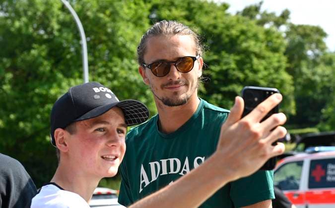 Arrival Alexander Zverev GER arrives on the grounds of TC Weissenhof Selfie with fan Tennis Men BOSS Open ATP 500 Stuttgart 2025 Weissenhof BOSS Open ATP 500 Stuttgart 2025