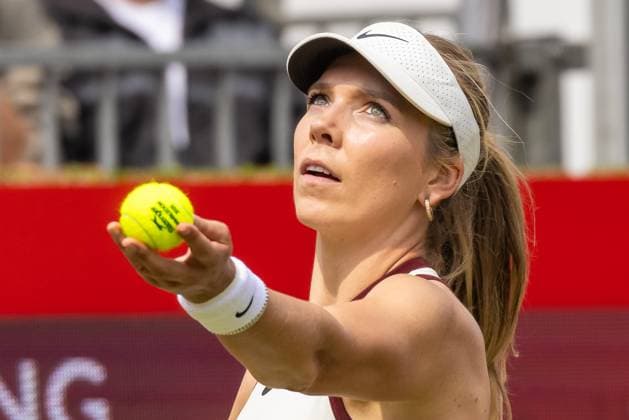 Tennis - 2025 WTA, Tennis Damen HSBC Championships - Round One - F.H. Wu & X.Y. Jiang. vs E. Raducanu & K. Boulter - The Queens Club - Monday 9th June 2025 Katie Boulter (GBR) serving Colorsport Daniel Bearham  csp_ten_quW_db_09062025_
